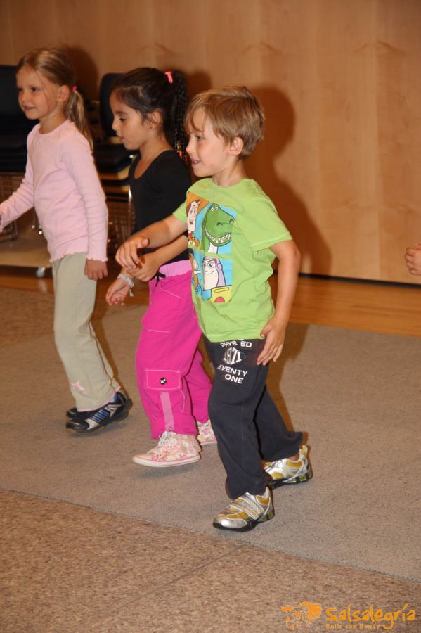 Sommerfest-Alterszentrum-Hottingen-Zumba-Salsa-web-036.jpg