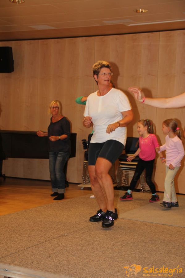 Sommerfest-Alterszentrum-Hottingen-Zumba-Salsa-web-137.jpg