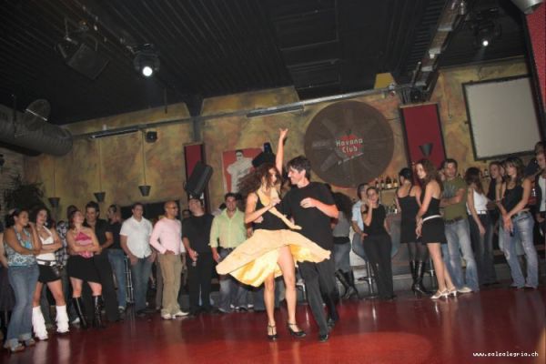 Luis und Adriana tanzen eine Samba de Gafieira -Show
Samba de Gafieira ist ein ursprünglich nur in den brasilianischen Städten getanzter Gesellschaftstanz. Gafieira wird körperlich eng getanzt, der Kontakt zwischen den Tänzern ist zentral, ähnlich wie das auch im Tango der Fall ist. 
Im Samba de Gafieira gibt es auch eine Fülle von zum Teil spektakulären Figuren und Schrittkombinationen, wie den "puladinho" (ein elegantes Wippen von einer Seite zur anderen) oder "romario" (beinhaltet einen Kick des Mannes, benannt nach dem Fussballer Romario!).  
Getanzt wird zu Samba, langsamer aber auch schneller bis jazziger Samba. Bossa Nova eignet sich sehr gut und verleiht dem Tanzen ein lockeres und leichtes Lebensgefühl. 
